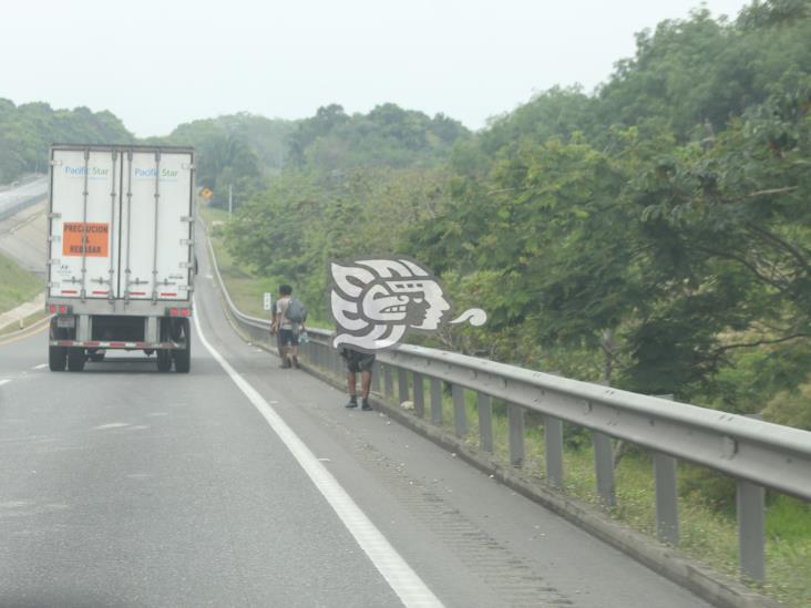 Migrantes optan por caminos largos y peligrosos en el sur de Veracruz