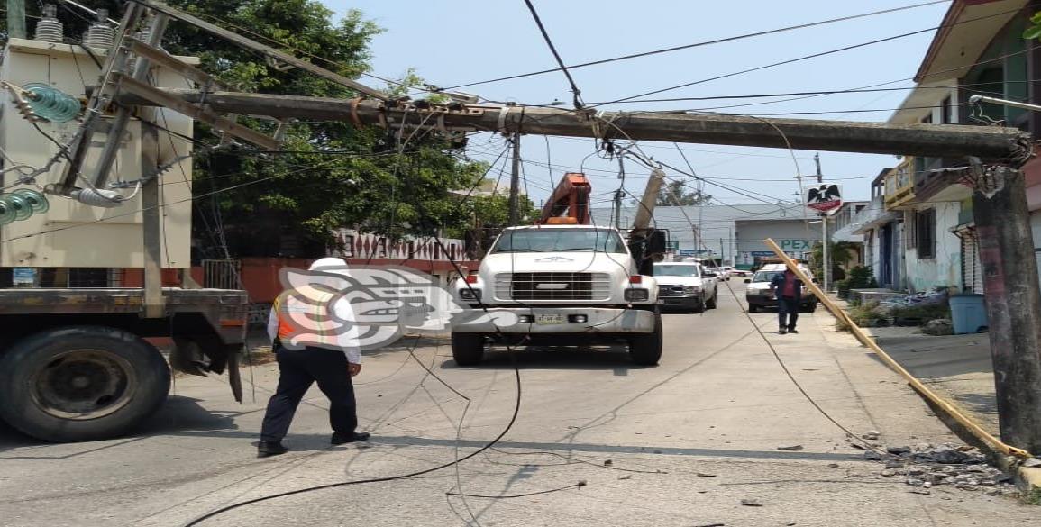 Tráiler cargado de transformadores derriba poste de CFE