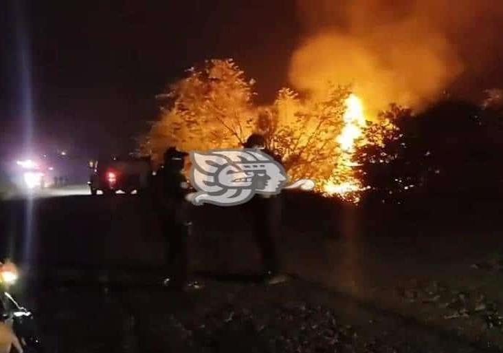 Persecución de tráiler robado termina en volcadura e incendio