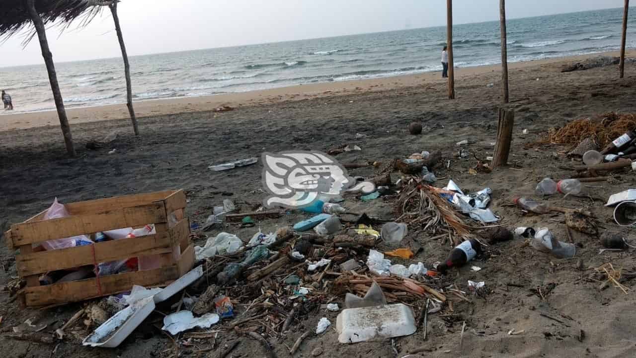 Visitantes dejan basura regada en playa Las Palmitas de Agua Dulce