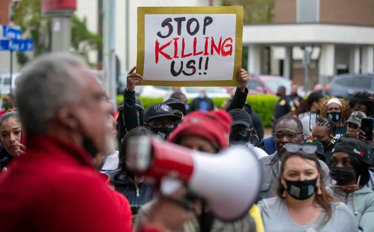 Policías disparan y matan a un hombre negro en Carolina del Norte