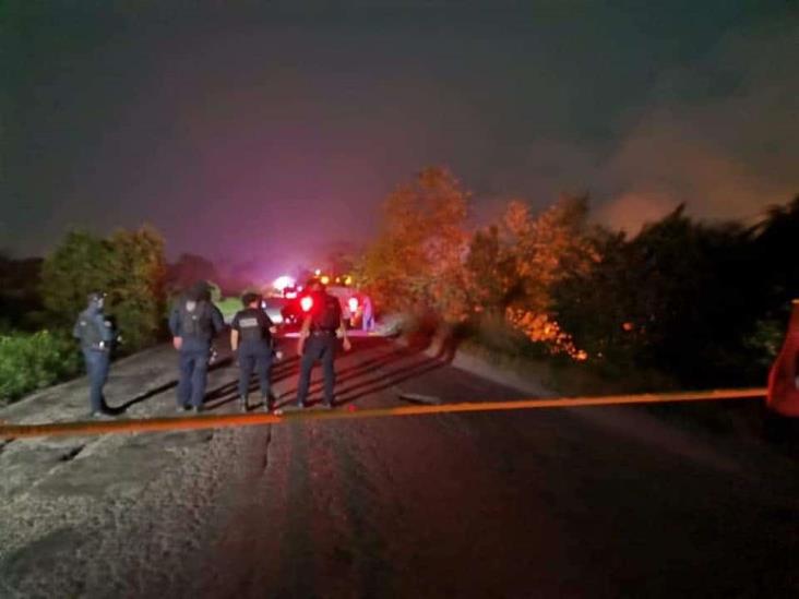 Persecución de tráiler robado termina en volcadura e incendio