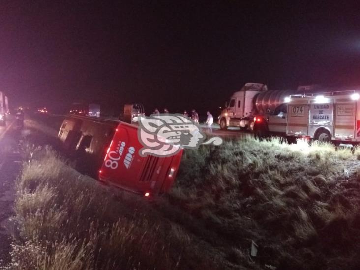 Vuelca ADO sobre la autopista Acayucan-Isla; 19 heridos