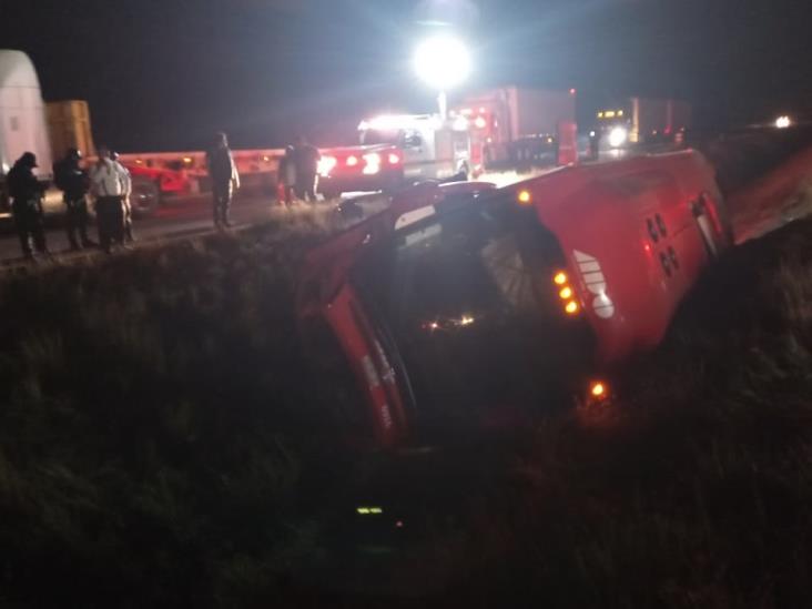 Vuelca ADO sobre la autopista Acayucan-Isla; 19 heridos