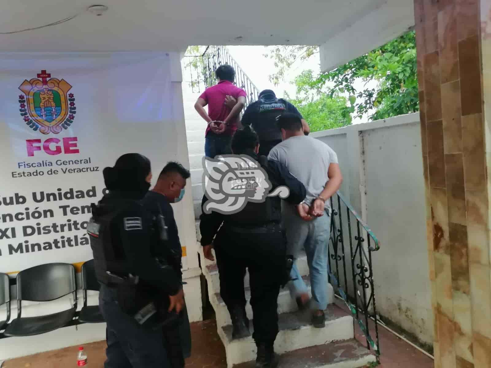 Presentan ante Fiscalía a ladrones de taxi en Minatitlán