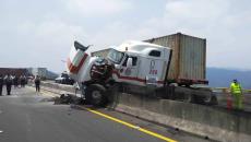 Conductor de tráiler sufre crisis nerviosa tras choque en Xalapa