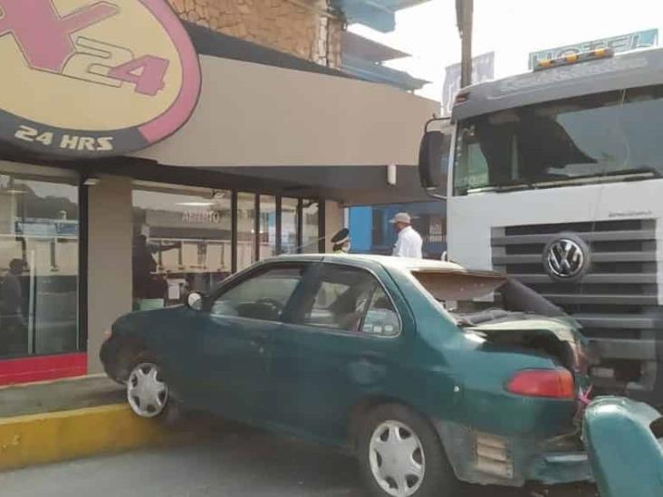 Choque entre automóvil y camión deja dos lesionados en Banderilla