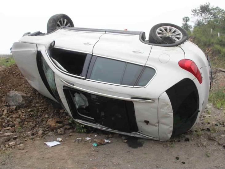 Joven se vuelca en carretera federal Martínez de la Torre-San Rafael