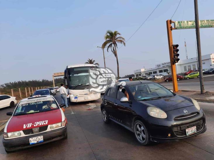 Se registra fuerte accidente entre camión de pasajeros y automóvil particular