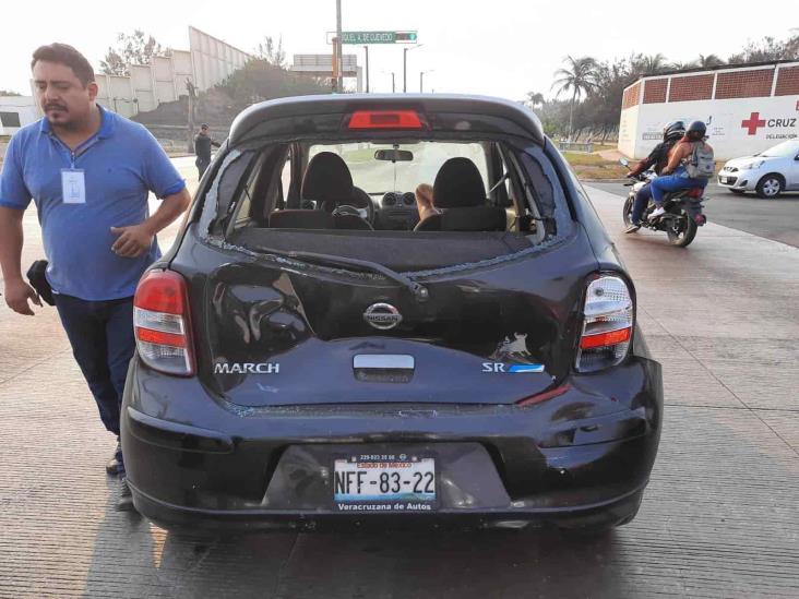 Se registra fuerte accidente entre camión de pasajeros y automóvil particular