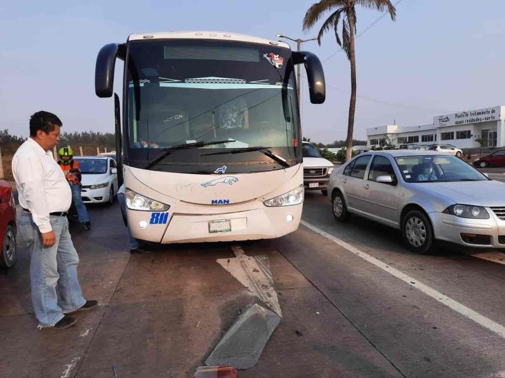 Se registra fuerte accidente entre camión de pasajeros y automóvil particular