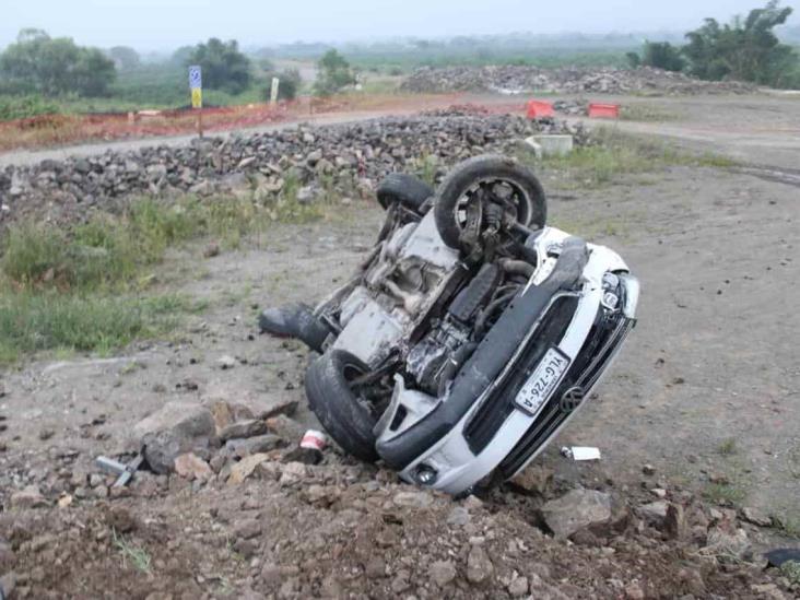 Joven se vuelca en carretera federal Martínez de la Torre-San Rafael