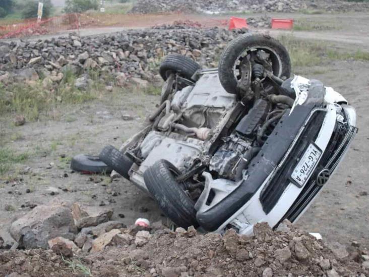 Joven se vuelca en carretera federal Martínez de la Torre-San Rafael