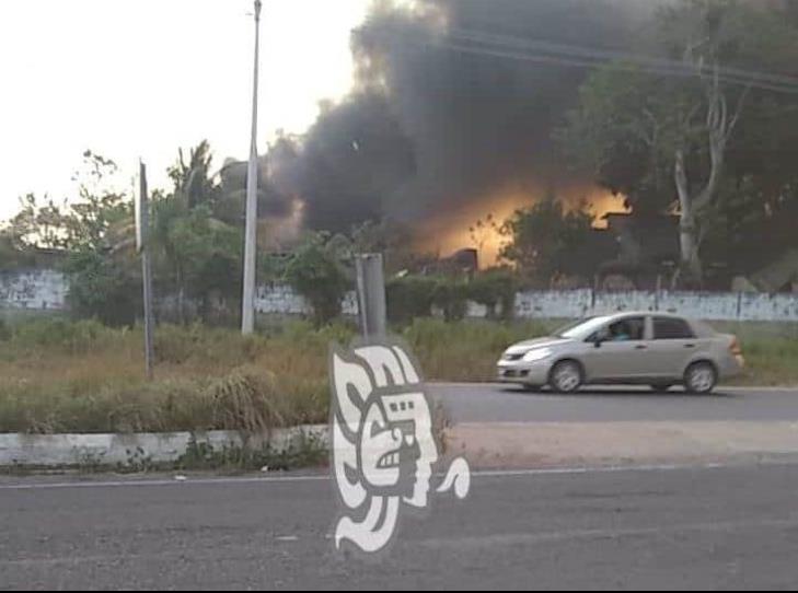 Fuego en corralón provoca cierre de carretera Antigua a Minatitlán