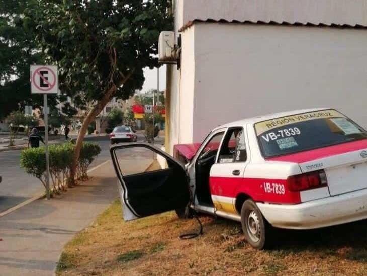 Taxista impacta contra edificio en fraccionamiento Privanzas