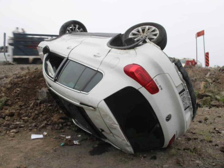 Joven se vuelca en carretera federal Martínez de la Torre-San Rafael