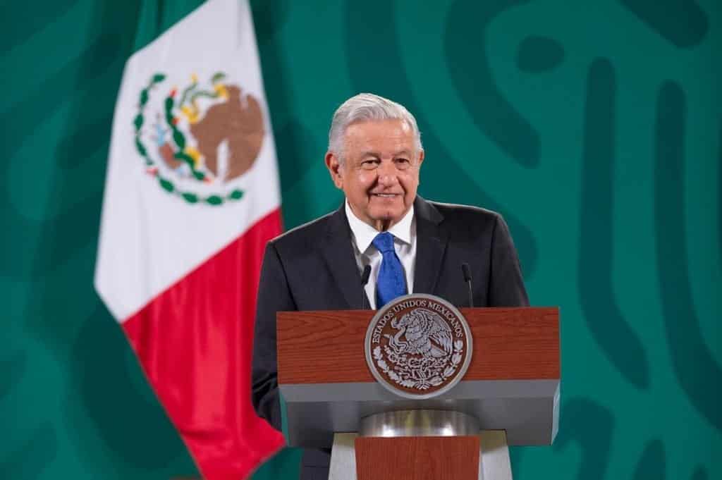 Antidemocrático, retiro de cadidaturas a Salgado y Morón: AMLO