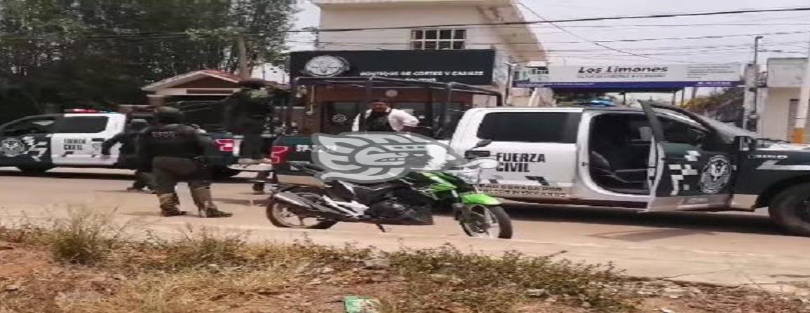 Detienen a motociclista al evadir retén en Acayucan