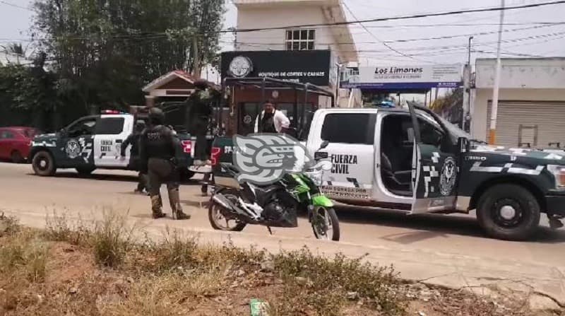 Detienen a motociclista al evadir retén en Acayucan