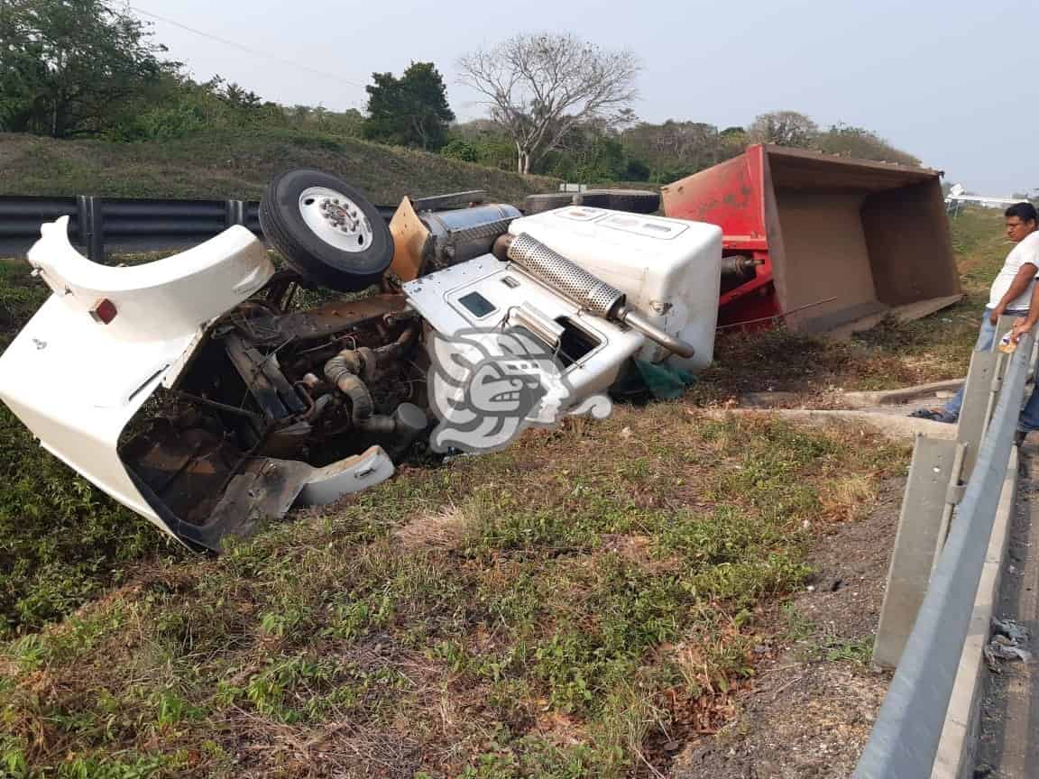 Vuelca tractocamión en la autopista Cosoleacaque - Acayucan