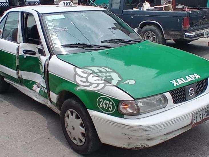 Chocan taxista y motopatrullero en calles de Xalapa