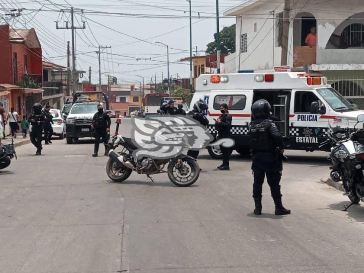 Chocan taxista y motopatrullero en calles de Xalapa