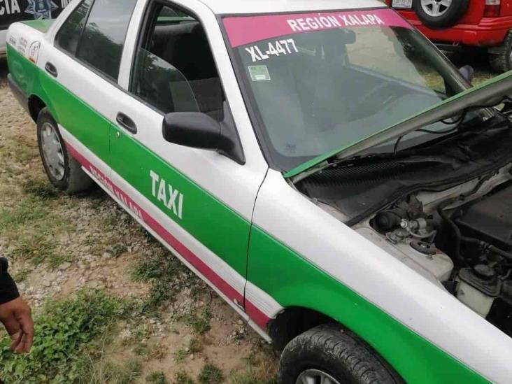 Hallan taxi desvalijado en la colonia Insurgentes, en Xalapa