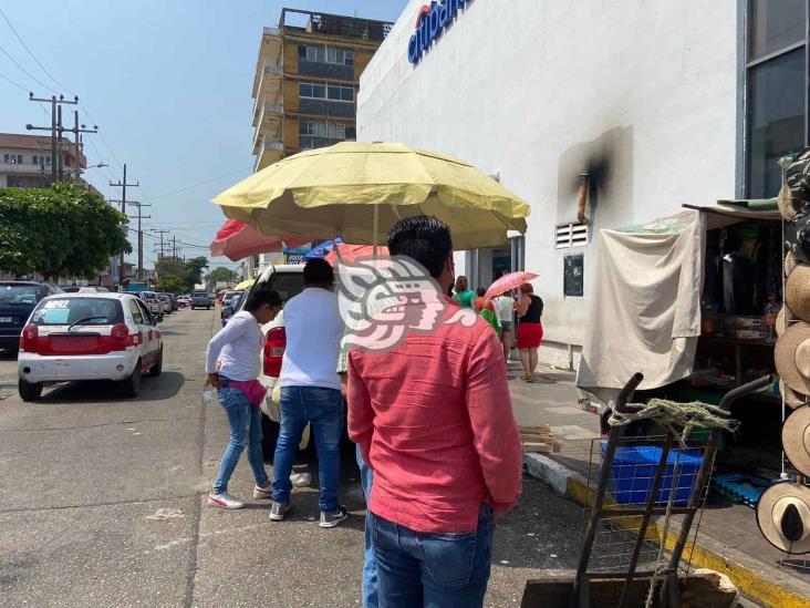 Desalojan a comerciantes de la avenida Juárez del Centro de Coatza