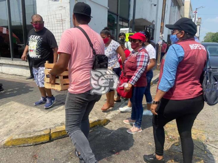 Desalojan a comerciantes de la avenida Juárez del Centro de Coatza