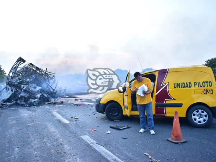 Choque e incendio en autopista de Acayucan; un calcinado y dos heridos 