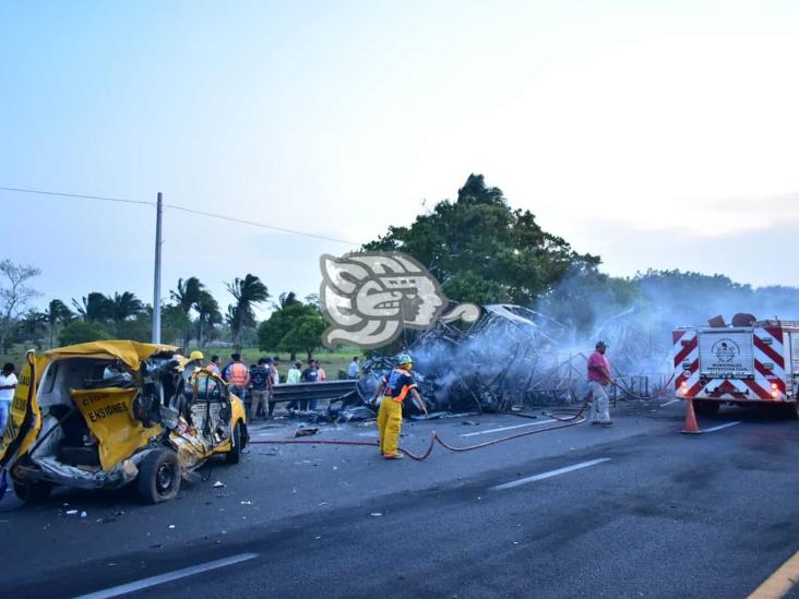 Choque e incendio en autopista de Acayucan; un calcinado y dos heridos 