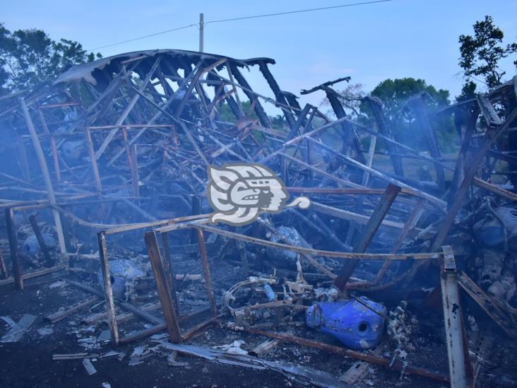 Choque e incendio en autopista de Acayucan; un calcinado y dos heridos 