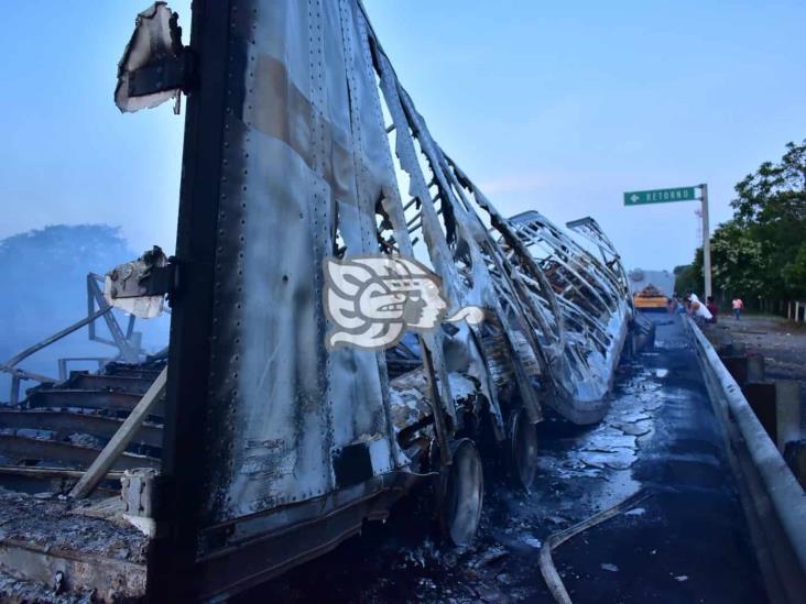 Choque e incendio en autopista de Acayucan; un calcinado y dos heridos 