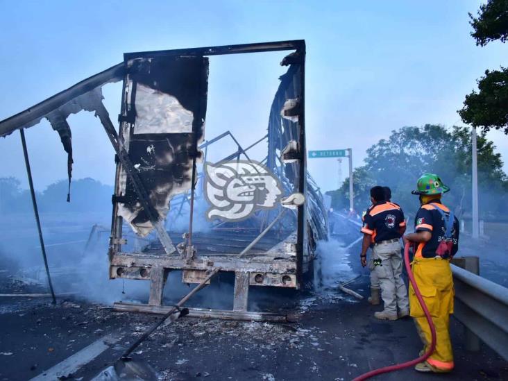 Choque e incendio en autopista de Acayucan; un calcinado y dos heridos 