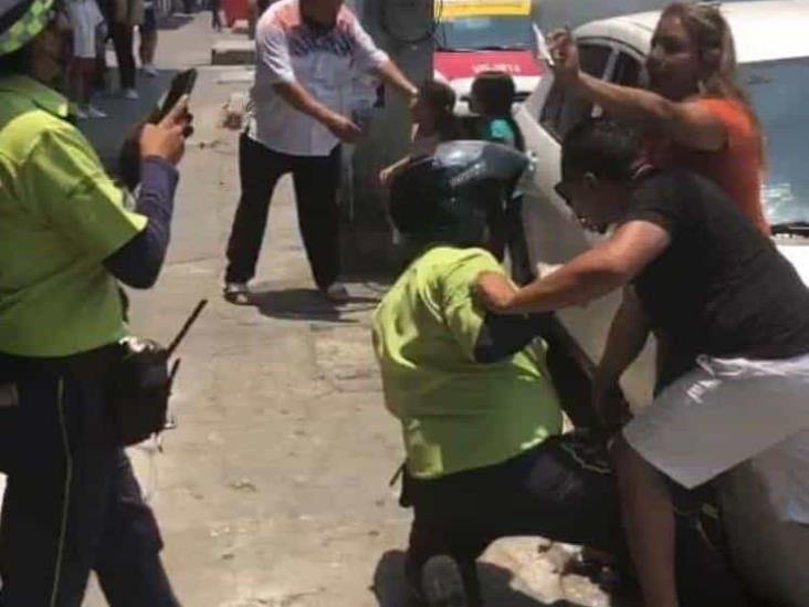 Pareja encara a empleados de parquímetros en Veracruz; aseguran pagar en tiempo