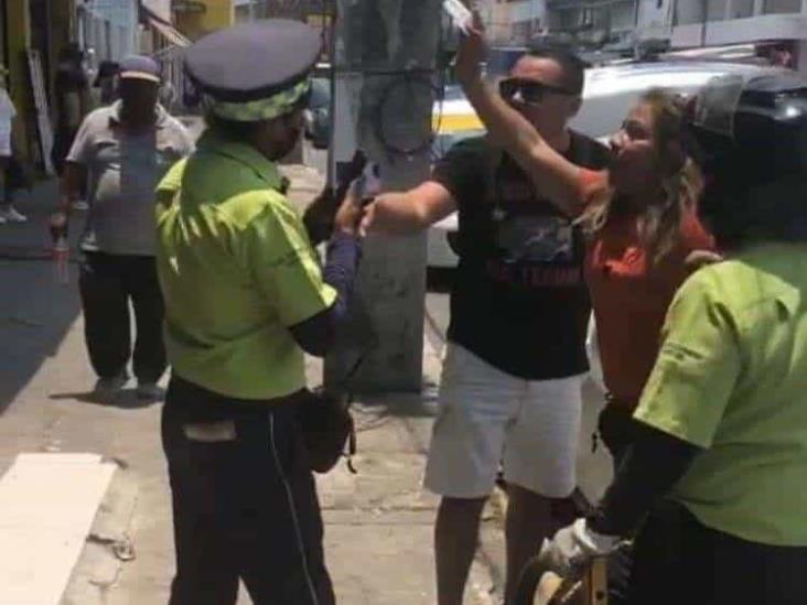 Pareja encara a empleados de parquímetros en Veracruz; aseguran pagar en tiempo