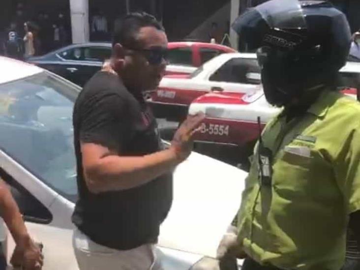 Pareja encara a empleados de parquímetros en Veracruz; aseguran pagar en tiempo