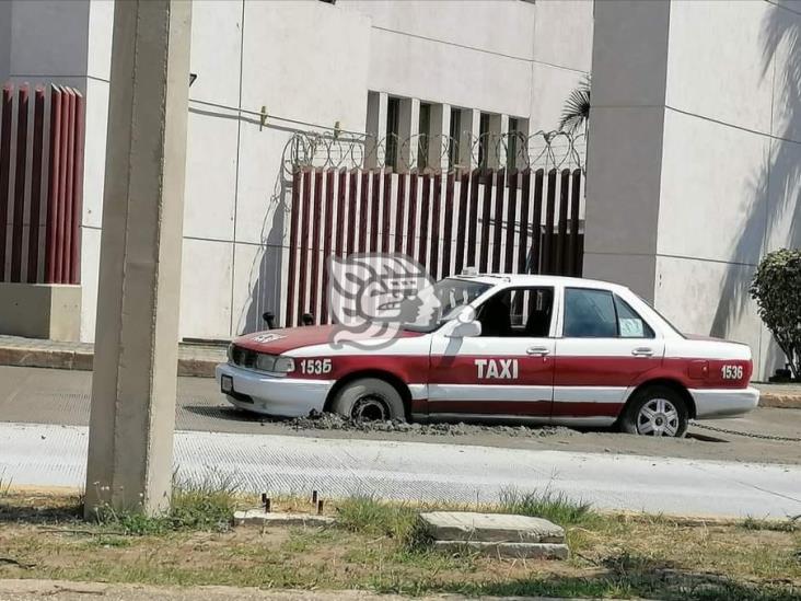 Taxista se atasca en cemento fresco de Avenida UV en Coatzacoalcos