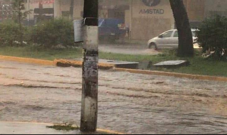 Sorprende fuerte aguacero a Xalapa; el saldo, calles inundadas