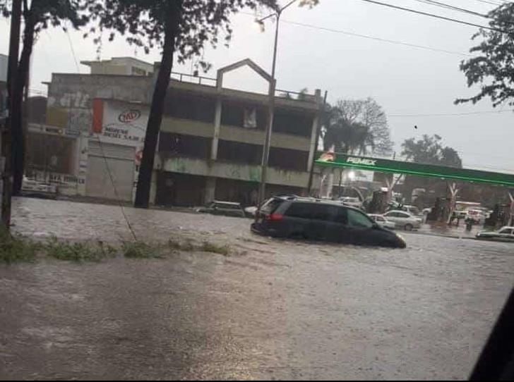 Sorprende fuerte aguacero a Xalapa; el saldo, calles inundadas