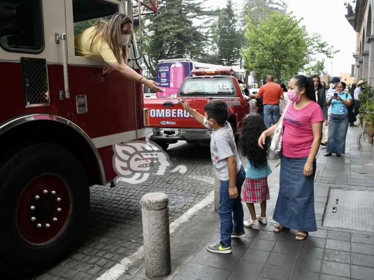 Bomberos, Cruz Roja y maestros celebran el Día del Niño en Xalapa