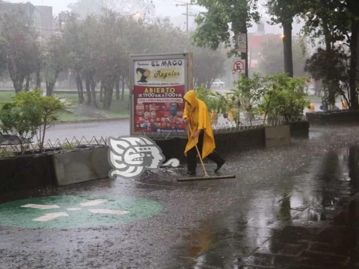 Sorprende fuerte aguacero a Xalapa; el saldo, calles inundadas