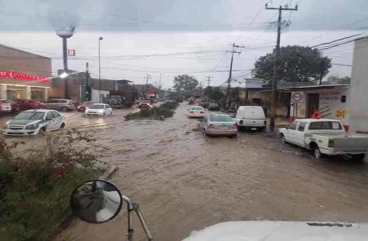 Sorprende fuerte aguacero a Xalapa; el saldo, calles inundadas