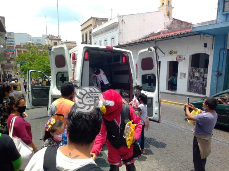 Bomberos, Cruz Roja y maestros celebran el Día del Niño en Xalapa