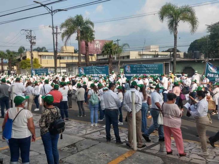 Trabajadores del IMSS encabezan mitin en Orizaba