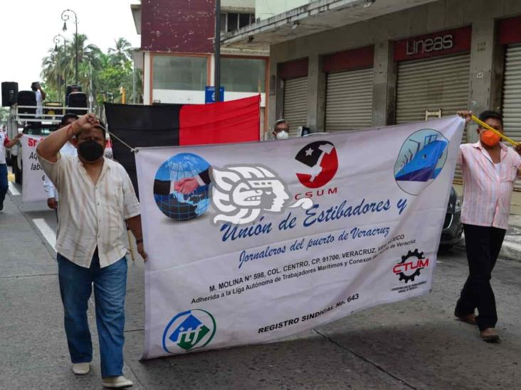 Marchan por calles del centro sindicatos de Veracruz