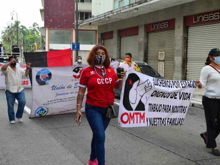 Marchan por calles del centro sindicatos de Veracruz