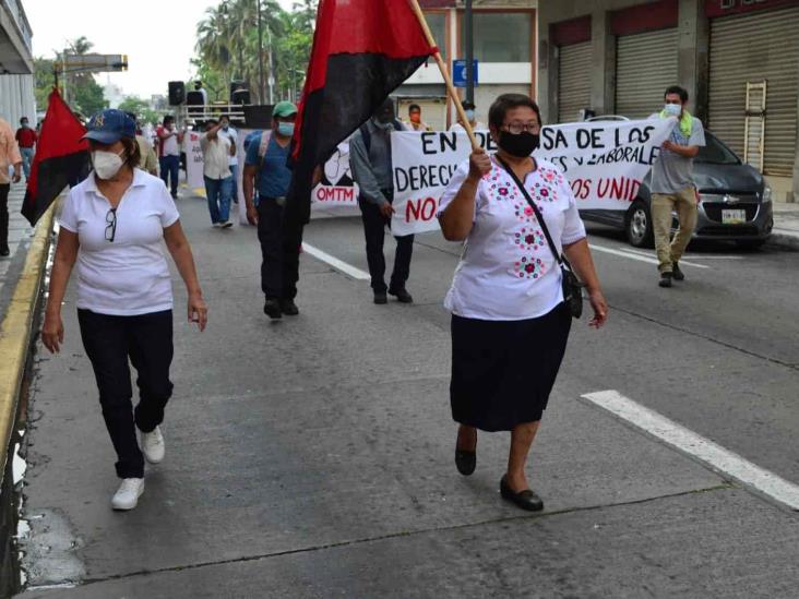 Marchan por calles del centro sindicatos de Veracruz