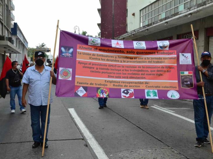 Marchan por calles del centro sindicatos de Veracruz