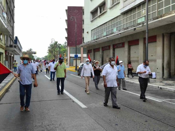 Marchan por calles del centro sindicatos de Veracruz